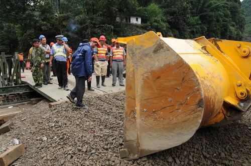 8月24日,施工機(jī)械在平整引橋道路。新華社記者 吉哲鵬 攝