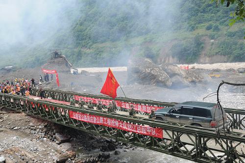 8月24日,鋼架橋建成通車。新華社記者 吉哲鵬 攝