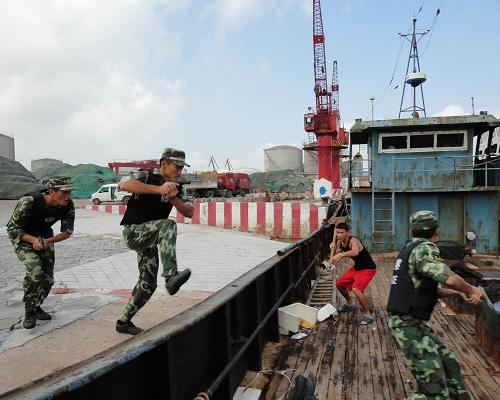 8月26日,海警官兵在演練中。當(dāng)日,駐守在北部灣海域的廣西海警二支隊(duì)開展以海上巡防、待機(jī)搜捕、盤查可疑船只為主的亞運(yùn)安保“處突”綜合演練。通過演練,檢驗(yàn)海警參訓(xùn)官兵航海技能、戰(zhàn)術(shù)運(yùn)用、協(xié)同作戰(zhàn)、通信保障、單兵綜合素質(zhì)等方面的綜合處警能力,進(jìn)一步提高海警部隊(duì)快速反應(yīng)和協(xié)同處置突發(fā)事件的能力,確保亞運(yùn)期間的海上安全。新華社發(fā)(謝汝彬 攝)