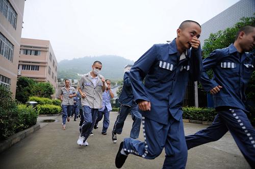 8月26日,“火災”發(fā)生后,服刑人員正快速跑向指定的避難地帶。新華社記者 李橋橋 攝