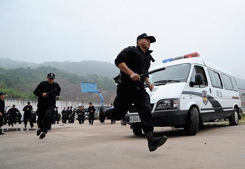 8月26日,聞訊有服刑人員趁亂“逃脫”,獄警正緊急出動實施“抓捕”。新華社記者 李橋橋 攝