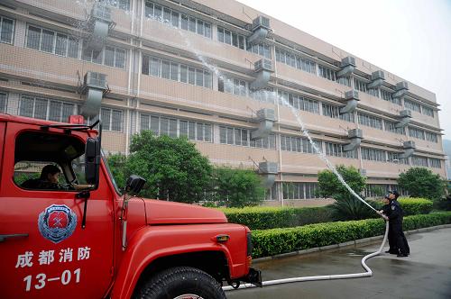 8月26日,獄警正在配合消防部門進行“滅火”。新華社記者 李橋橋 攝