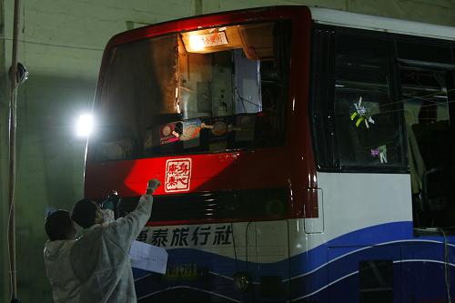 8月30日,在菲律賓大馬尼拉地區(qū)塔吉格市,香港調(diào)查組工作人員勘察被劫持的大客車(chē)。新華社發(fā)(魯埃勒·烏馬利攝)