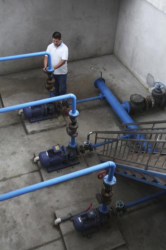 9月3日,工人在永清縣大辛閣水廠泵房查看機器。新華社發(fā)(張玉宇 攝)