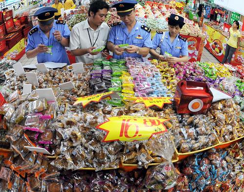 9月13日,長沙市工商局岳麓分局工商人員對轄區(qū)內(nèi)的“月餅市場”開展專項(xiàng)檢查。國慶、中秋雙節(jié)即將來臨,為了保障節(jié)日食品市場消費(fèi)安全,保護(hù)消費(fèi)者合法權(quán)益,長沙市工商局岳麓分局工商人員日前對轄區(qū)內(nèi)食品商店、超市、月餅批發(fā)戶等銷售的月餅開展了專項(xiàng)檢查。新華社記者 龍弘濤 攝