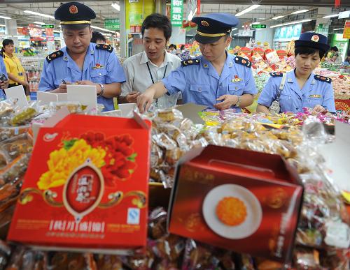 9月13日,長沙市工商局岳麓分局工商人員對轄區(qū)內(nèi)的“月餅市場”開展專項(xiàng)檢查。新華社記者 龍弘濤 攝