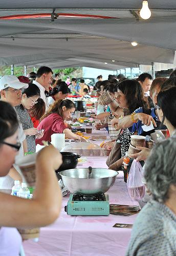 臺北市民在品嘗小吃(9月18日攝)。新華社記者 何俊昌 攝