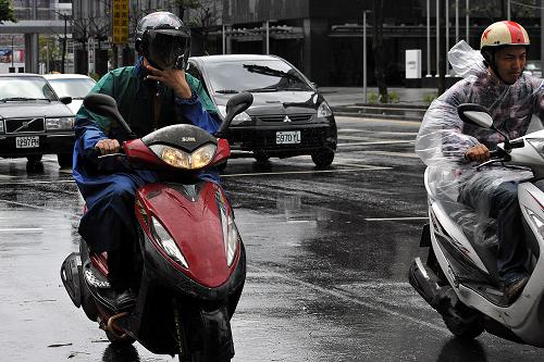 9月19日,兩位臺(tái)北市民在風(fēng)雨中騎著摩托車行進(jìn)。當(dāng)日,超強(qiáng)臺(tái)風(fēng)“凡亞比”在臺(tái)灣花蓮附近沿海登陸,登陸時(shí)強(qiáng)度為強(qiáng)臺(tái)風(fēng)。雖然臺(tái)北不在臺(tái)風(fēng)中心,但人們已感受到了“凡亞比”的威力。臺(tái)北一些樹(shù)木被攔腰刮斷,樹(shù)葉落了一地,一些廣告牌搖搖欲墜。新華社記者 何俊昌 攝