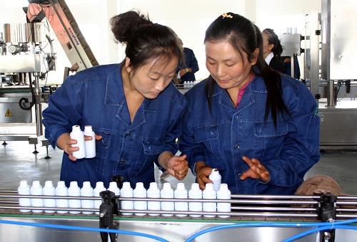 9月20日,永業(yè)集團(tuán)生命素生產(chǎn)車間的工人在工作。今年以來,內(nèi)蒙古開展高校畢業(yè)生、城鎮(zhèn)就業(yè)困難人員和農(nóng)牧民轉(zhuǎn)移就業(yè)援助行動,積極扶持自主創(chuàng)業(yè),促進(jìn)以創(chuàng)業(yè)帶動就業(yè),促使就業(yè)形勢轉(zhuǎn)暖。1至8月,內(nèi)蒙古城鎮(zhèn)新增就業(yè)18.9萬人,完成年度計(jì)劃的86%,同比增加0.8萬人。新華社記者 李云平 攝