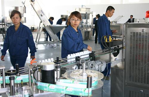 9月20日,永業(yè)集團(tuán)生命素生產(chǎn)車間的工人在工作。新華社記者 李云平 攝