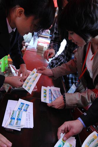 10月14日,在淮河源頭河南桐柏縣,集郵愛好者在選購《新中國治淮六十周年》紀(jì)念郵票。新華社記者 趙宇思 攝