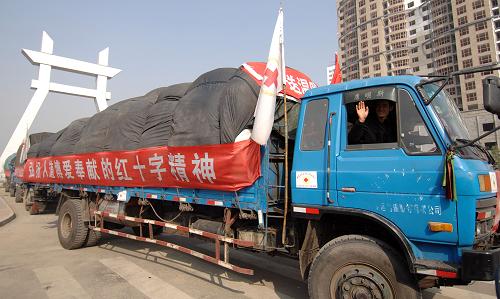 10月18日,運(yùn)送救災(zāi)物資的車(chē)隊(duì)啟程前往玉樹(shù)。當(dāng)日,內(nèi)蒙古自治區(qū)紅十字會(huì)向玉樹(shù)地震災(zāi)區(qū)捐贈(zèng)了8000床、總價(jià)值為224萬(wàn)元的駝絨被,用以幫助受災(zāi)群眾御寒。據(jù)了解,內(nèi)蒙古自治區(qū)紅十字會(huì)已累計(jì)為玉樹(shù)地震災(zāi)區(qū)募集救災(zāi)款8100余萬(wàn)元,救災(zāi)物資價(jià)值312余萬(wàn)元。新華社記者 王博 攝