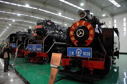 10月18日,參觀者在拍攝沈陽鐵路陳列館內老式機車。10月18日,中國東北最大的鐵路陳列館——沈陽鐵路陳列館正式落成接待游客。占地8萬平方米的陳列館,擁有800個機車、客車、貨車及電工設備,其中蒸汽機車、內燃機車、電力機車28臺,最古老的是美國生產的達波型、頗勒型蒸汽機車以及日本昭和年間生產的老式客車,最現(xiàn)代的是時速可達380公里的和諧3型動車組。陳列館以珍貴的實物和豐富的圖片,向人們展示了自1891年清政府開工興建關東鐵路以來的100多年間,東北地區(qū)鐵路的發(fā)展變遷里程,也是中國鐵路史的精華縮影。新華社記者 徐揚 攝