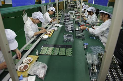 福建省泉州市豐澤區(qū)一家對講機企業(yè)在生產(chǎn)海外訂單(10月15日攝)。新華社記者 姜克紅 攝