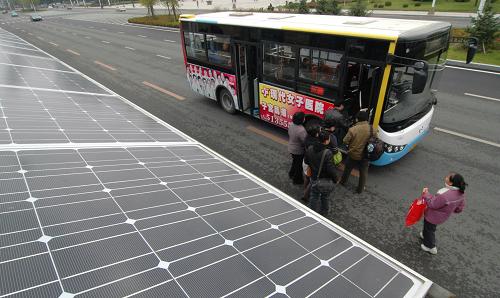 10月19日,“太陽(yáng)能公交候車亭”在遼寧錦州街頭投入使用。新華社發(fā)(李鐵成 攝)