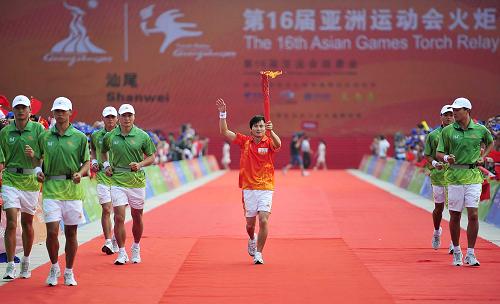 10月20日,亞運(yùn)會(huì)火炬?zhèn)鬟f汕尾站第一棒火炬手吳武棠從媽祖文化廣場(chǎng)出發(fā)。當(dāng)日,第16屆亞洲運(yùn)動(dòng)會(huì)火炬?zhèn)鬟f活動(dòng)在汕尾市舉行,當(dāng)天共有80名火炬手在8.4公里的路線上進(jìn)行傳遞。新華社記者 梁旭 攝