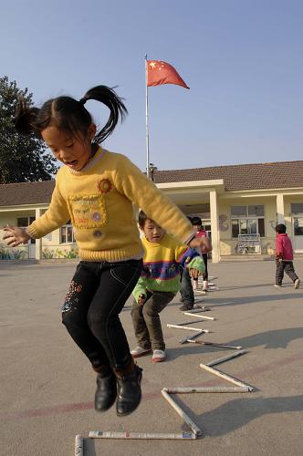 11月4日,在青島市城陽區(qū)流亭愛心幼兒園,小朋友在游戲。新華社記者 郭緒雷 攝