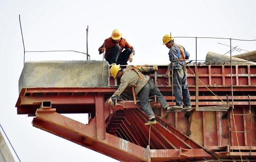 11月3日,在南欽鐵路那平雙線特大橋施工現(xiàn)場,建設(shè)工人正在施工。新華社發(fā)(陸波岸 攝)