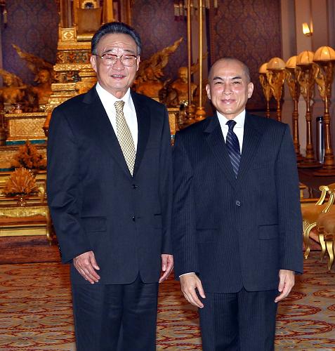 11月4日,正在柬埔寨進(jìn)行正式友好訪問(wèn)的中國(guó)全國(guó)人大常委會(huì)委員長(zhǎng)吳邦國(guó)在柬埔寨首都金邊會(huì)晤柬埔寨國(guó)王西哈莫尼。新華社記者 劉衛(wèi)兵 攝