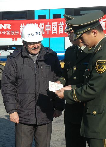 11月15日,大連和尚島邊檢站執(zhí)勤業(yè)務(wù)科檢查員在港口為出口貨輪辦理快速通關(guān)手續(xù)。新華社發(fā)(劉新娜攝)