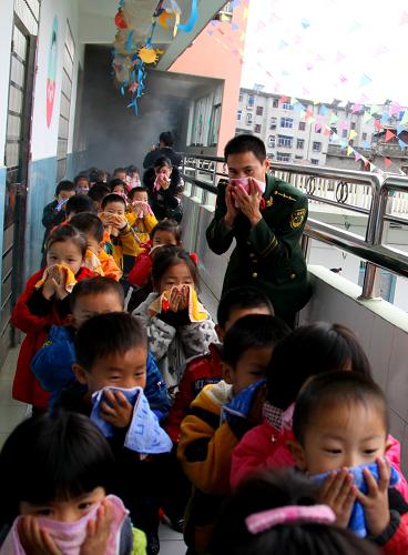 11月18日,江西省靖安縣幼兒園的小朋友在縣公安消防大隊(duì)指導(dǎo)員和老師的引領(lǐng)下進(jìn)行高樓層防火逃生演練。連日來(lái),江西省靖安縣在學(xué)校、工廠、社區(qū)、建筑工地等人員相對(duì)集中的地方,開(kāi)展消防設(shè)施、消防通道安全檢查,組織學(xué)習(xí)防火滅火知識(shí)和技能,進(jìn)行防火逃生演練,以提高全民消防安全意識(shí)和防火逃生的能力。新華社發(fā)(徐仲庭 攝)