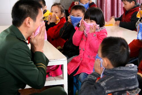11月18日,江西省靖安縣公安消防大隊(duì)一名指導(dǎo)員在靖安縣幼兒園向小朋友講解防火逃生技巧。新華社發(fā)(徐仲庭 攝)