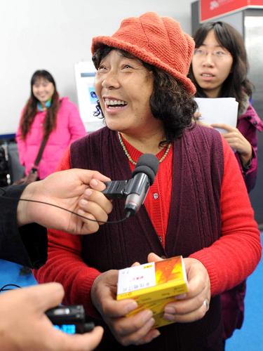 12月1日,前來宣武醫(yī)院買藥的居民楊來合告訴記者,她常服用的一種治療高脂血癥及冠心病的藥物價格比之前下降了一半多。新華社記者 羅曉光 攝