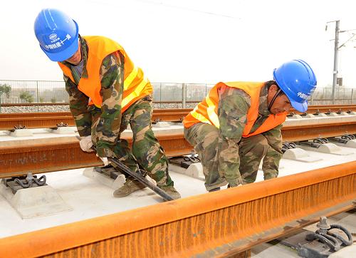 12月1日,工人正在進行軌道定位。新華社記者 程敏 攝