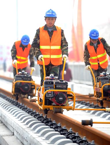 12月1日,鋪軌車正在進行軌道檢測。新華社記者 程敏 攝