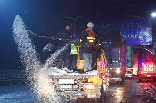 12月16日凌晨,九江長(zhǎng)江大橋養(yǎng)護(hù)人員在除雪融冰保暢通。當(dāng)日凌晨,受強(qiáng)降雪影響,江西九江長(zhǎng)江大橋橋面被厚厚的冰層覆蓋,排隊(duì)等候過橋的車輛長(zhǎng)達(dá)數(shù)十公里,為恢復(fù)正常通行,九江市交警、大橋管理局等部門工作人員上橋疏導(dǎo)交通,鏟冰除雪,確保大橋暢通。新華社發(fā)(洪顯智 攝)