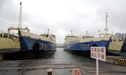 12月16日,抗風(fēng)等級不足8級客滾船停泊在??诟?。海口海事局決定,自12月15日19時起,瓊州海峽抗風(fēng)等級不足8級客滾船停航。據(jù)海南省氣象臺消息,12月15日至17日,北部灣海面、海南島四周海面、西沙和中沙群島附近海面將有6到8級大風(fēng),南沙群島附近海面有5到7級大風(fēng)。新華社記者 侯建森 攝