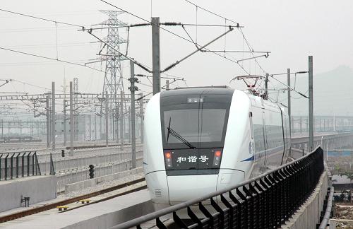 1月7日,一列廣珠城際鐵路列車駛出廣州南站。新華社記者 陳先鋒 攝