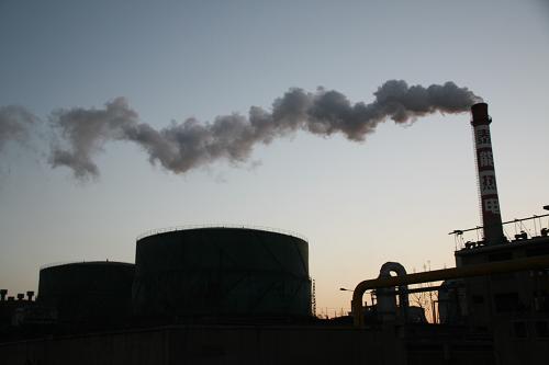 這是2011年1月6日拍攝的青島市區(qū)一熱電公司。新華社發(fā)(黃杰顯 攝)