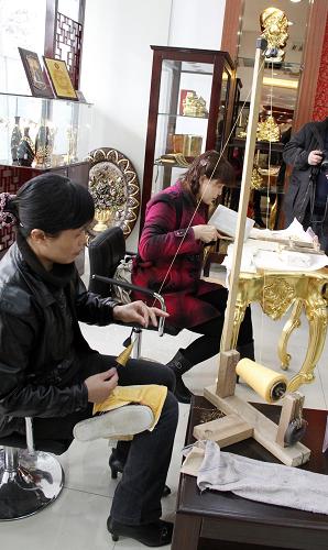 3月22日,兩名民間藝人現(xiàn)場制作金線金箔。新華社發(fā)(董金林 攝)