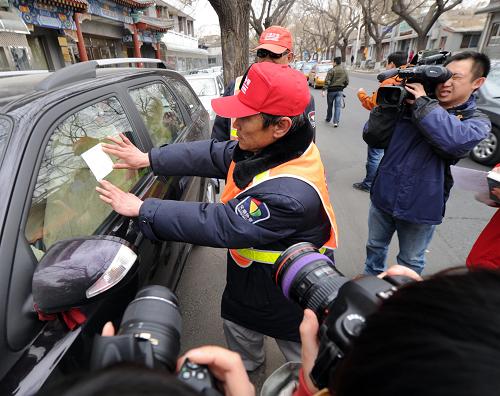 4月1日,北京東華門附近,媒體關注一位交通協(xié)管員給違法停車車輛貼“北京市交通協(xié)管員道路停車記錄告知單”。“4月1日起,北京交通協(xié)管員可對違法停車‘貼條’。”3月30日,在北京市停車專項治理行動新聞發(fā)布會上,這條應對非法停車行為的措施瞬間引爆網絡。短短兩小時內,各大網站的評論就已達數萬條,“歷史的倒退”“是否違法”等質疑聲撲面而來,并引發(fā)“頂”“踩”兩派間的爭論交鋒。協(xié)管員“貼條”到底是否合法?是否會出現網友擔心的“為罰款而罰款”現象?新華社“中國網事”記者對此展開調查。新華社記者 李文 攝