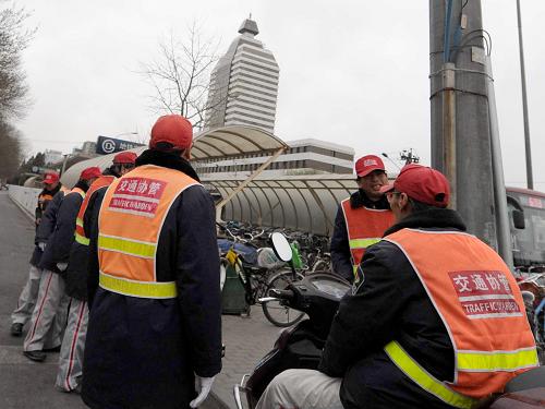 4月1日,幾名交通協(xié)管員在北京宣武門西大街休息。新華社記者 李文 攝