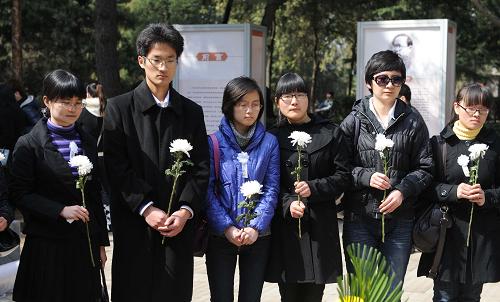 4月2日,大學(xué)生準(zhǔn)備向烈士墓獻(xiàn)花。當(dāng)日,北京大中小學(xué)生代表、駐京部隊(duì)官兵代表、干部群眾代表等約500余人在八寶山革命公墓任弼時(shí)廣場舉行“緬懷革命先烈,繼承光榮傳統(tǒng)——2011北京市清明節(jié)紅色公祭活動(dòng)”。據(jù)介紹,這是近年來北京首次舉辦的紅色公祭活動(dòng),以后在每年清明節(jié)期間都將開展此類活動(dòng)。新華社記者 李文 攝