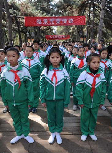 4月2日,小學(xué)生在任弼時(shí)廣場前聆聽先烈事跡。新華社記者 李文 攝
