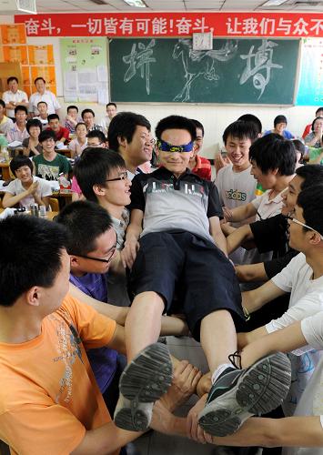6月1日,河北省衡水中學(xué)高三379班的學(xué)生們?cè)谡n間做心理減壓游戲。2011年普通高校招生全國(guó)統(tǒng)一考試即將開(kāi)始,河北省衡水中學(xué)采取一系列措施為學(xué)生創(chuàng)造寬松的環(huán)境,讓學(xué)生們輕松、自信備戰(zhàn)高考。新華社記者 鞏志宏 攝