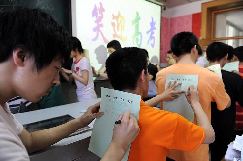 6月1日,河北省衡水中學(xué)高三379班的學(xué)生們?cè)谡n間做心理減壓游戲。新華社記者 鞏志宏 攝