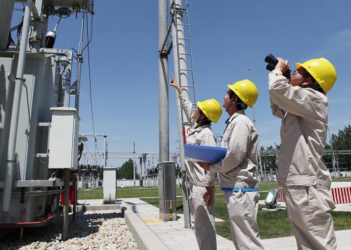 6月1日,安徽宿州供電公司員工在220千伏墉橋開關(guān)站檢查運行設(shè)備。當日,安徽宿州供電公司員工對京滬高鐵安徽宿州(桃溝)牽引站兩個電源點220千伏雙慶變電站和墉橋開關(guān)站的運行設(shè)備進行全面“體檢”,迎接6月下旬京滬高鐵正式開通運營。新華社發(fā)(馬勇 攝)