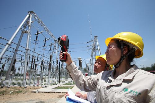 6月1日,安徽宿州供電公司員工用紅外線測溫儀對220千伏墉橋開關(guān)站運行設(shè)備的接頭進行測溫。新華社發(fā)(馬勇 攝)