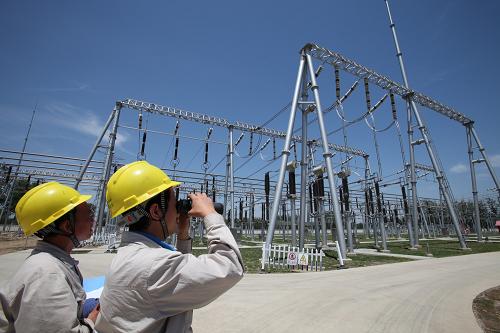6月1日,安徽宿州供電公司員工在220千伏墉橋開關(guān)站檢查運行設(shè)備。新華社發(fā)(馬勇 攝)