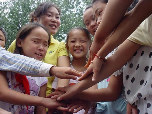8月3日,在安徽淮北市渠溝鎮(zhèn)梁樓小學(xué)“留守兒童之家”,志愿者與孩子們一起做游戲。新華社發(fā)(孟德強(qiáng) 攝)