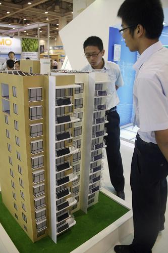 9月8日,觀眾在參觀太陽能集成化系統(tǒng)模型。新華社發(fā)
