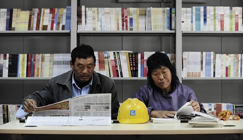 9月19日,兩位工友在“農(nóng)民工書屋”讀書。新華社發(fā)(李雨澤攝)