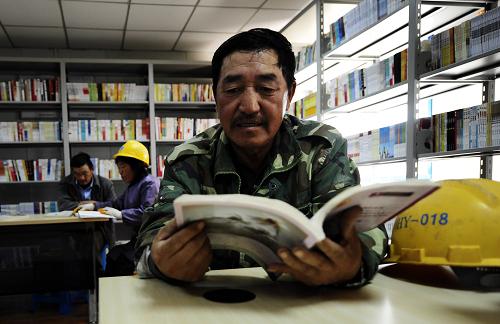 9月19日,一位工友在“農(nóng)民工書屋”讀書。新華社發(fā)(李雨澤攝)