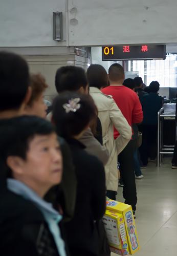 9月26日,在長(zhǎng)春火車站退票窗口,退票旅客排起了“長(zhǎng)龍”。當(dāng)日,因火車票退票費(fèi)下調(diào)至5%,長(zhǎng)春火車站的退票旅客人數(shù)與之前相比有明顯的增加,一度排起“長(zhǎng)龍”。長(zhǎng)春站為滿足乘客需求,增開了數(shù)個(gè)臨時(shí)退票窗口。自9月25日起,旅客火車票退票費(fèi)標(biāo)準(zhǔn)下調(diào)。新的退票費(fèi)規(guī)定:開車前,退票費(fèi)由原來(lái)按每張車票面額的20%計(jì)收下調(diào)為按5%計(jì)收。退票費(fèi)最低按2元計(jì)收。新華社記者 許暢 攝