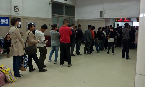 9月26日,在長(zhǎng)春火車站退票窗口,退票旅客排起了“長(zhǎng)龍”。新華社記者 許暢 攝