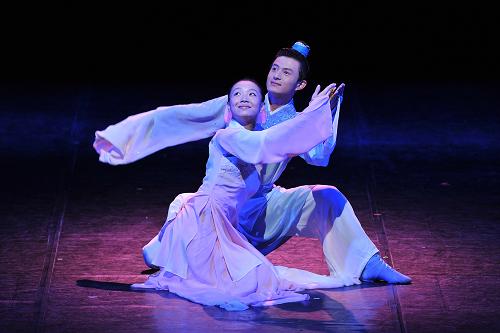 9月25日,在比利時(shí)首都布魯塞爾,中國(guó)殘疾人藝術(shù)團(tuán)聽(tīng)力障礙的演員表演舞蹈《化蝶》。新華社記者 武巍 攝